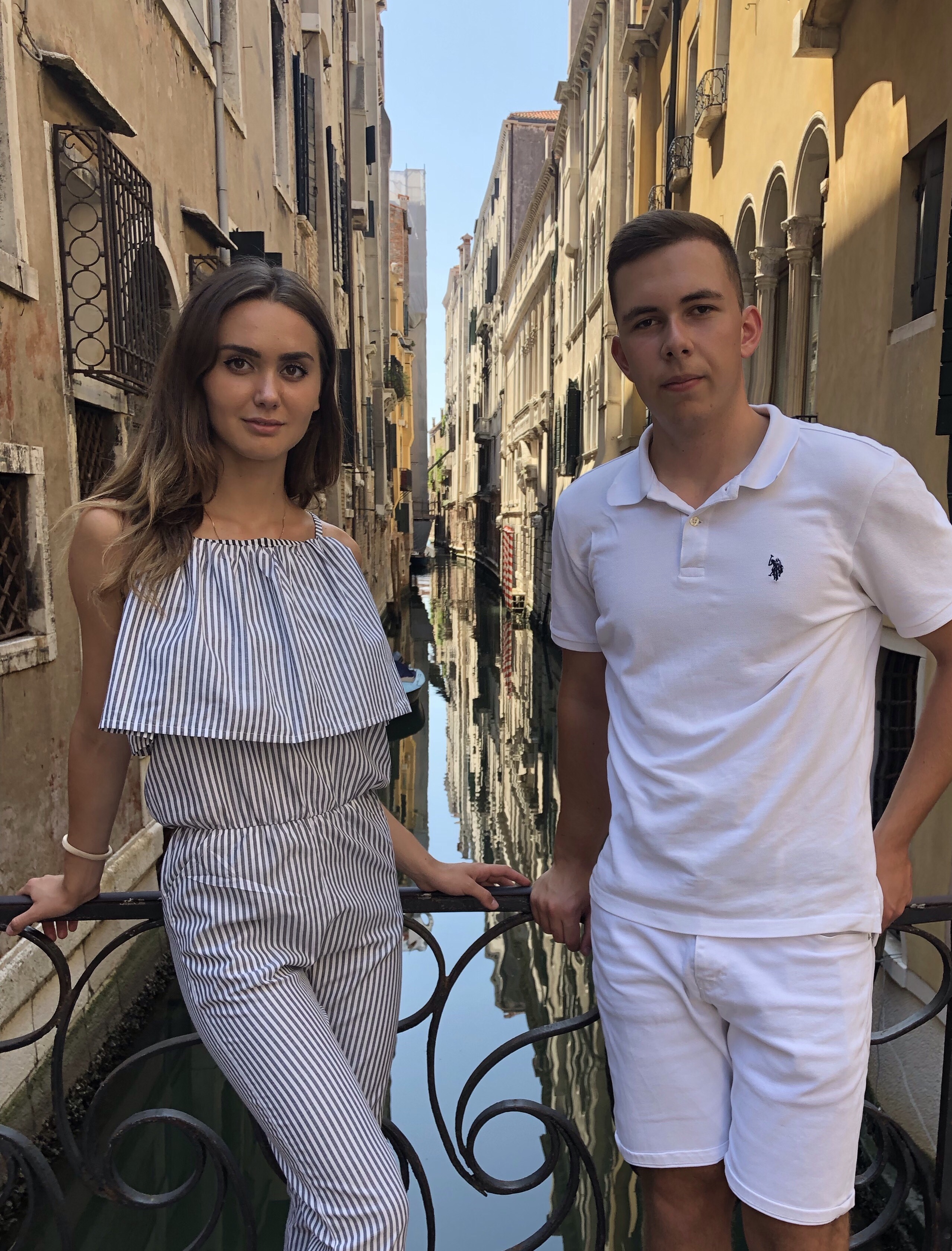 Романтичный портрет пары в чёрно-белом стиле